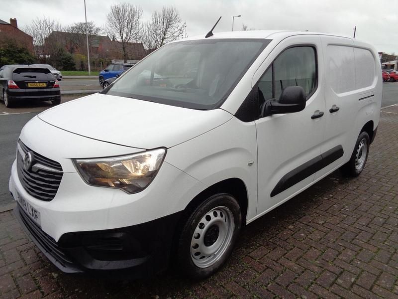 Second-hand Vauxhall Combo Edition 100 CP (73 kW) 2019 Alb Monovolum