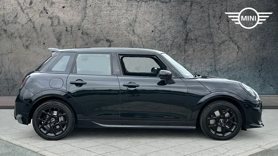 Used Mini Cooper Hatch 113 kW (154 HP) 2025 Black Hatchback