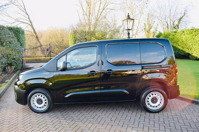 Used Citroën Berlingo 100 HP (73 kW) 2024 Black MPV