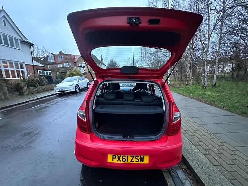 Used Hyundai i10 Classic 85 HP (62 kW) 2011 Red Hatchback