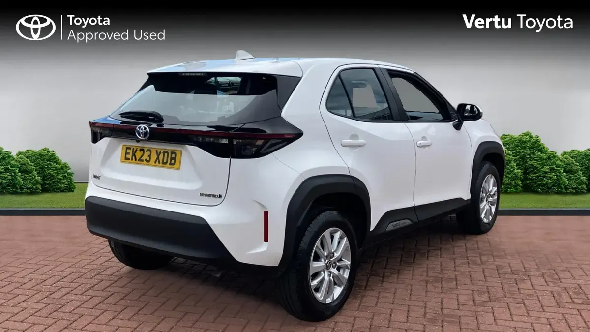 Used Toyota Yaris Hybrid 116 HP (85 kW) 2023 Pure white Estate