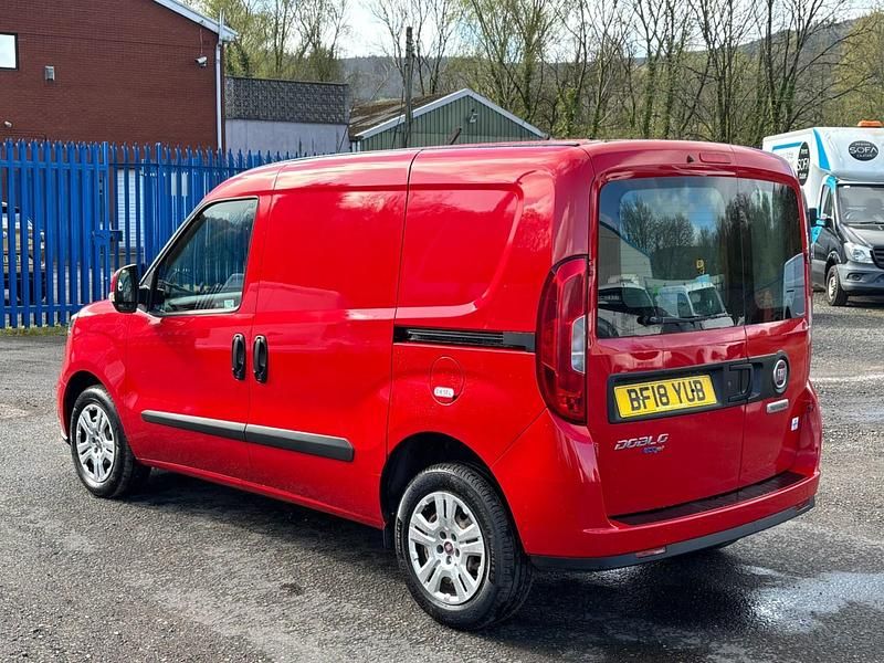 Used Fiat Doblò 95 HP (69 kW) 2018 Red MPV