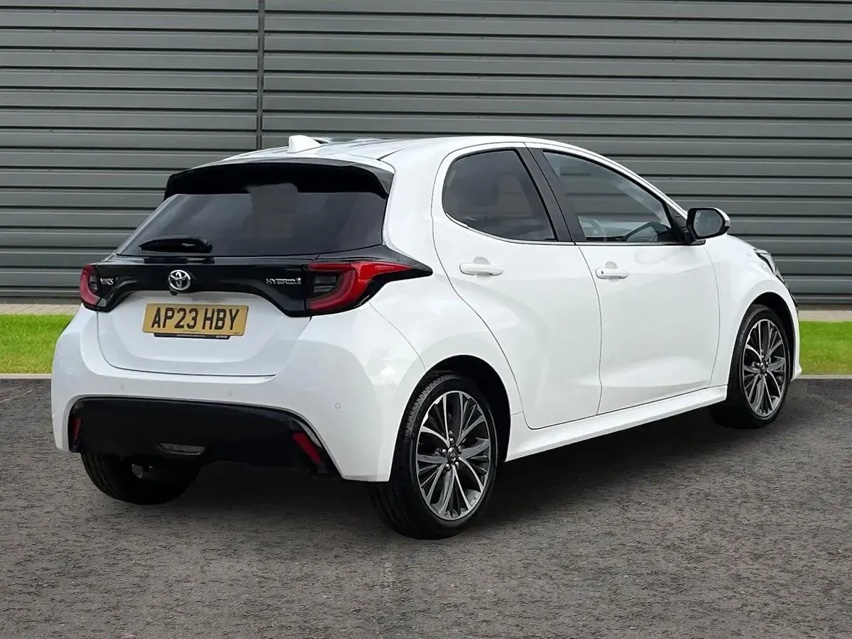 Used Toyota Yaris 116 HP (85 kW) 2023 Pure white Hatchback