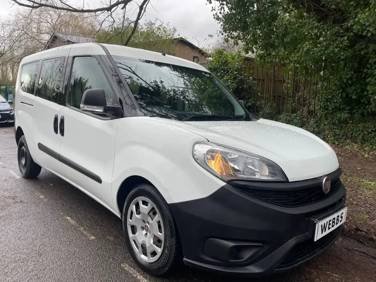 Usado Fiat Doblò Active 105 HP (77 kW) 2017 Branco Monovolume