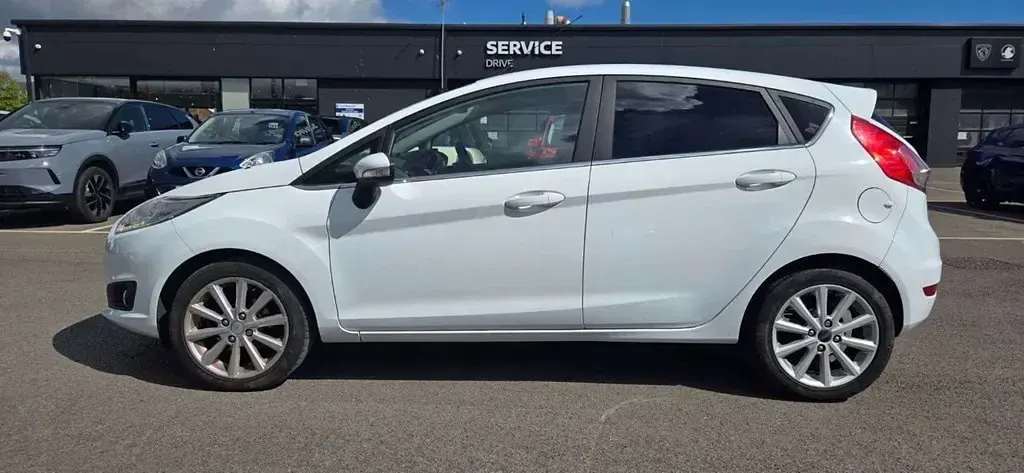 Used Ford Fiesta Titanium 100 HP (73 kW) 2015 White Hatchback