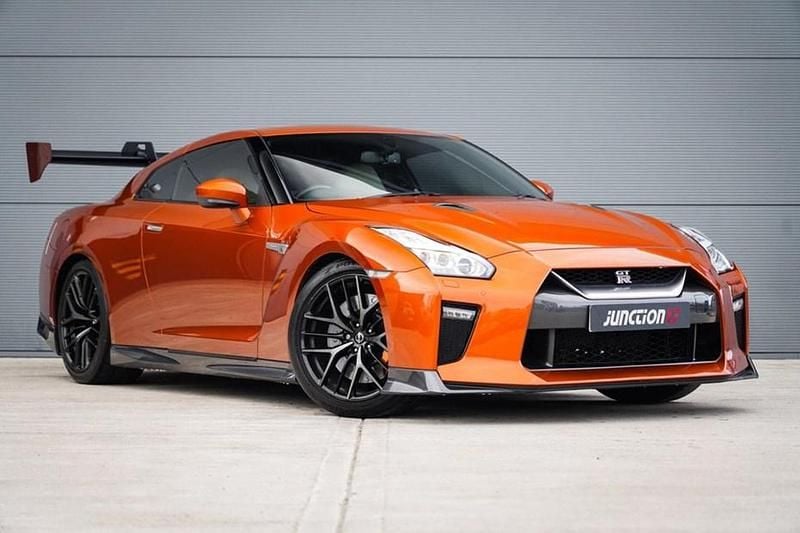 Used Nissan GT-R Prestige 570 HP (419 kW) 2016 Gold Coupe