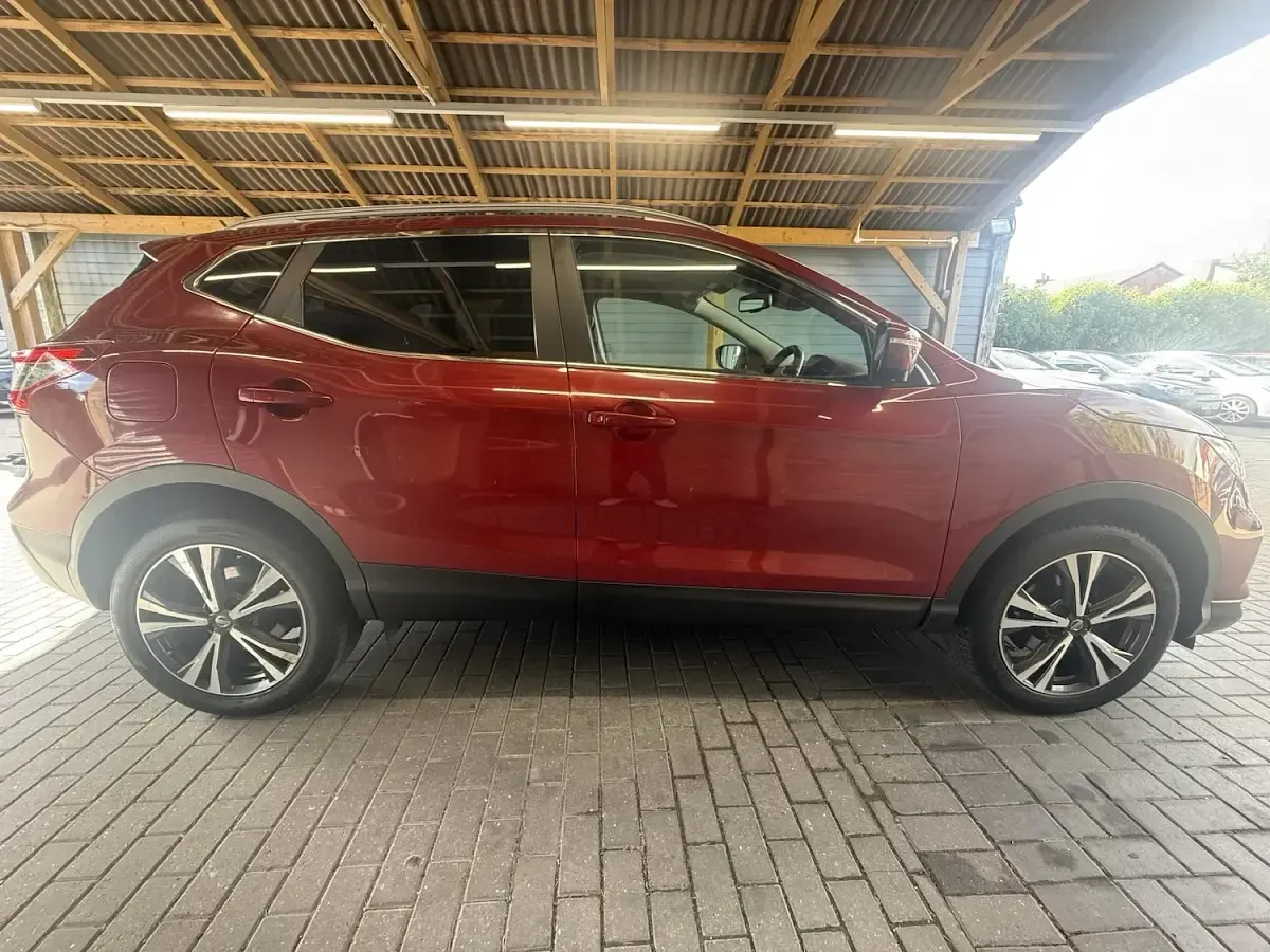 Used Nissan Qashqai N-Connecta 116 HP (85 kW) 2018 Red SUV