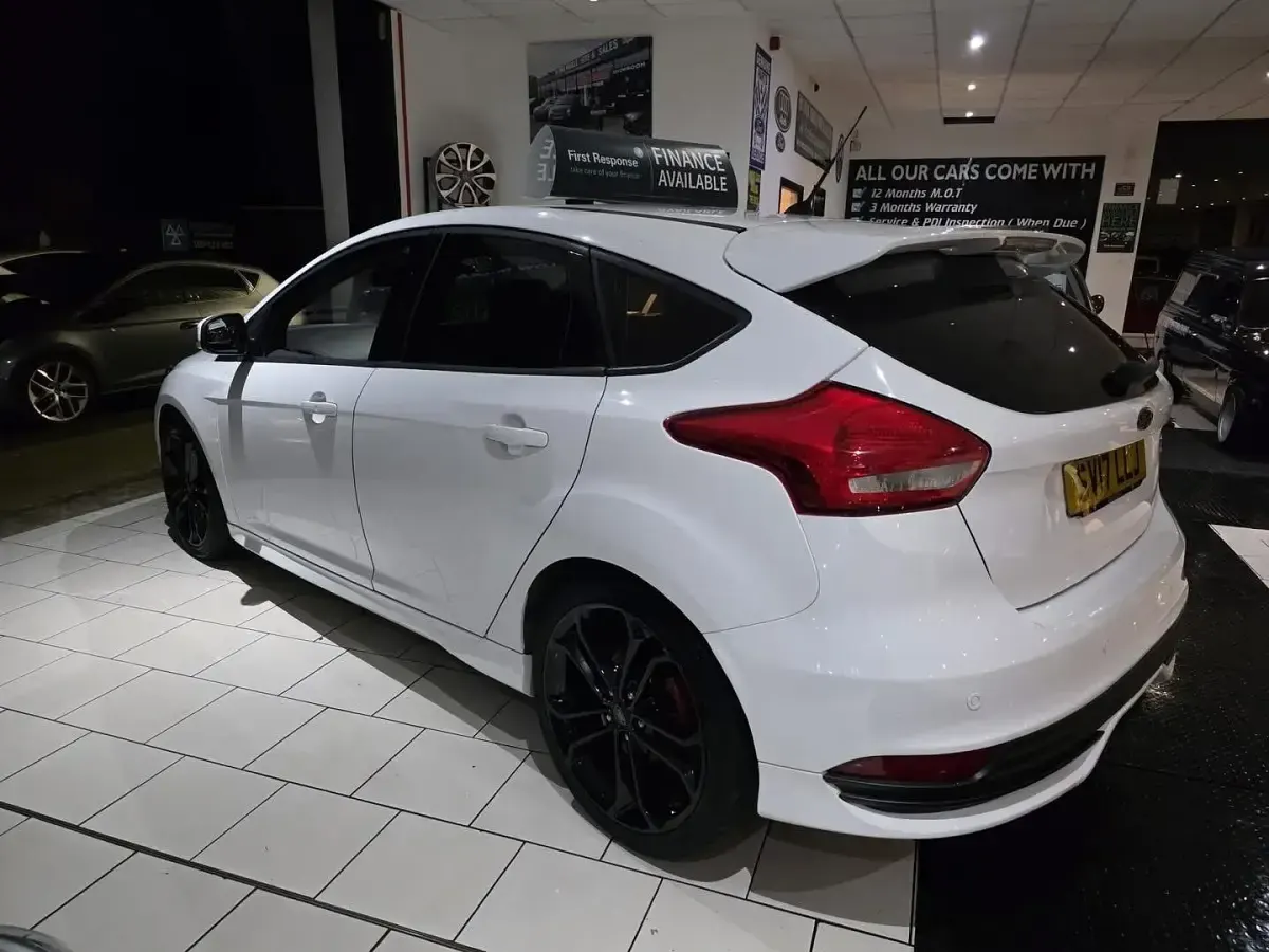 Used Ford Focus ST 185 HP (136 kW) 2017 White Hatchback