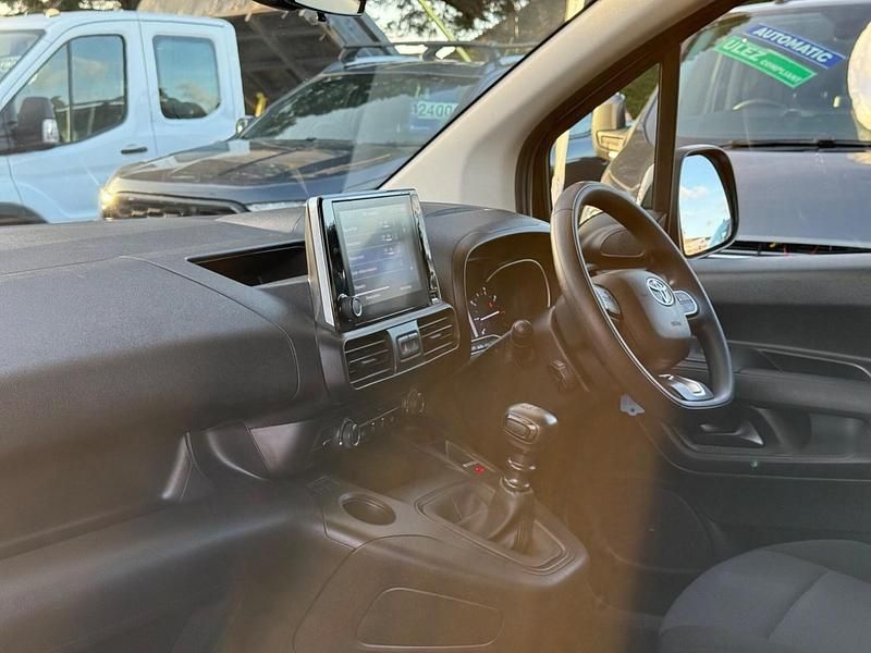 Used Toyota Proace Design 120 HP (88 kW) 2022 White MPV