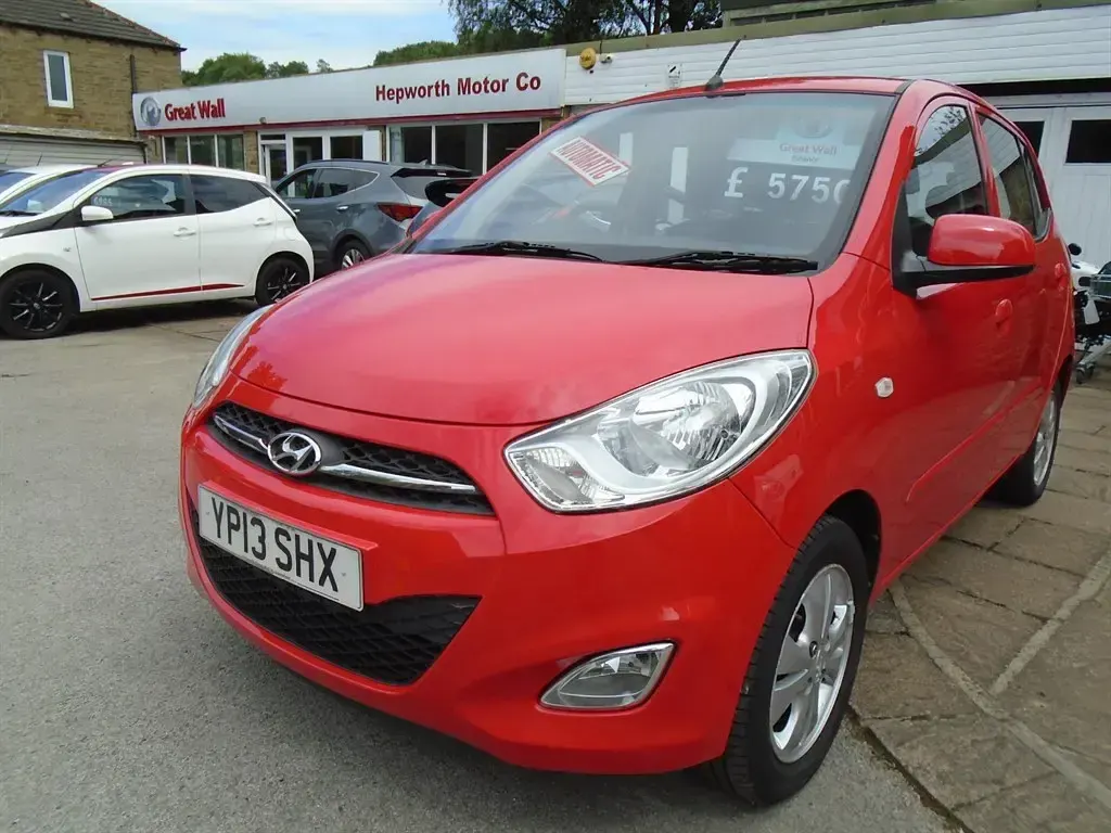 Used Hyundai i10 Active 85 HP (62 kW) 2013 Red Hatchback