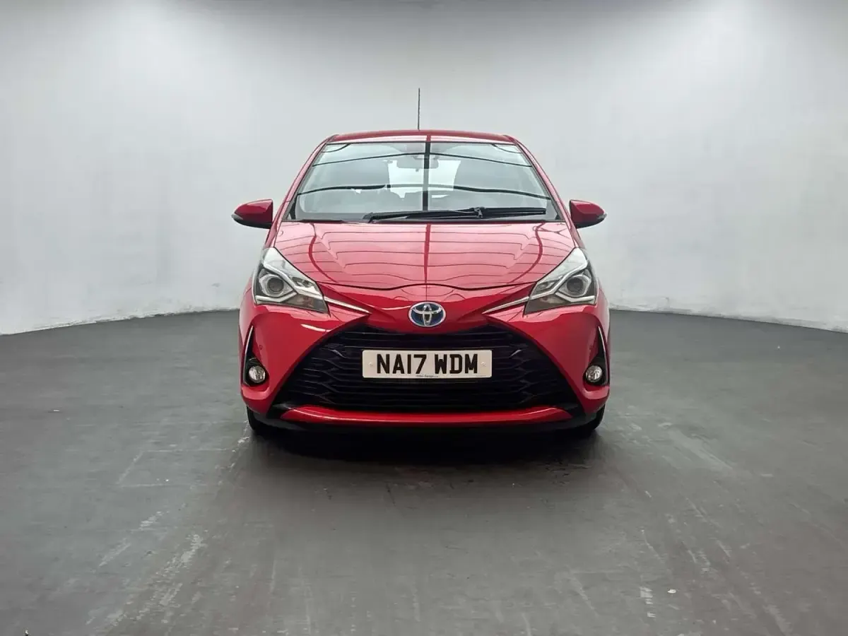 Used Toyota Yaris 100 HP (73 kW) 2017 Red Hatchback