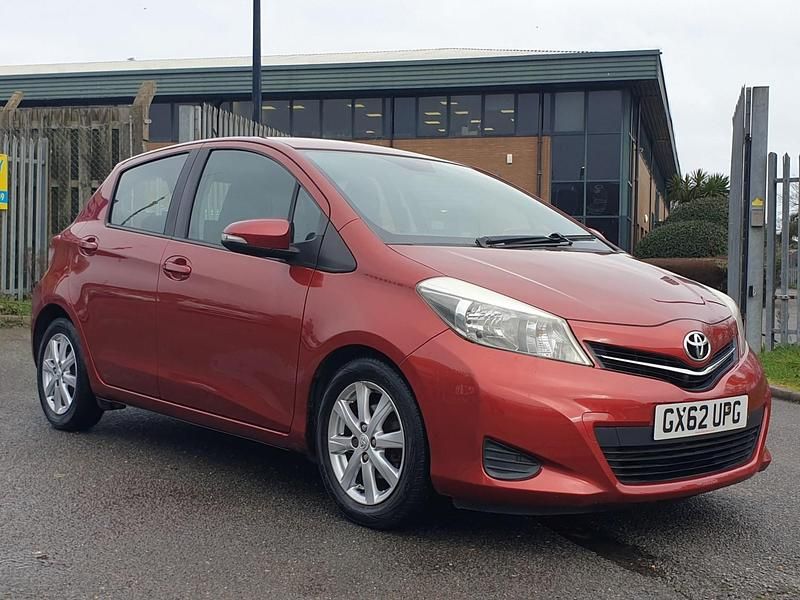Used Toyota Yaris 90 HP (66 kW) 2012 Red Hatchback