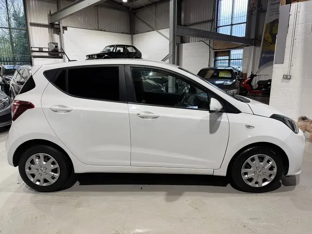 Used Hyundai i10 SE 67 HP (49 kW) 2017 White Hatchback