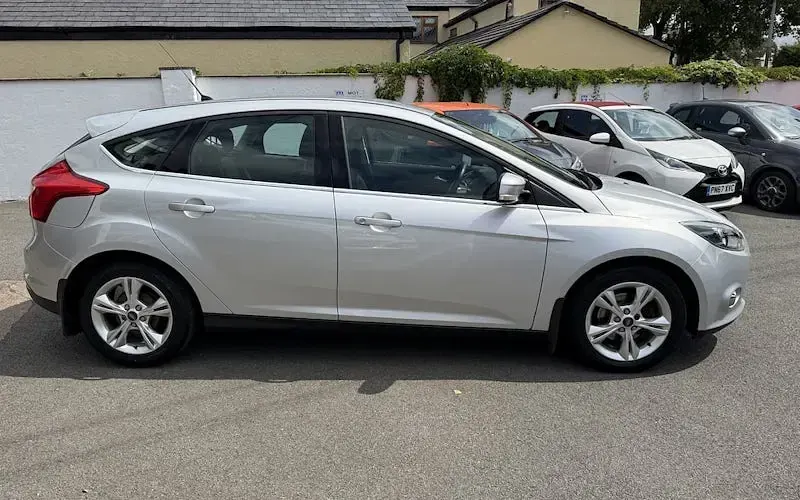 Used Ford Focus Zetec 105 HP (77 kW) 2012 Silver metallic Hatchback