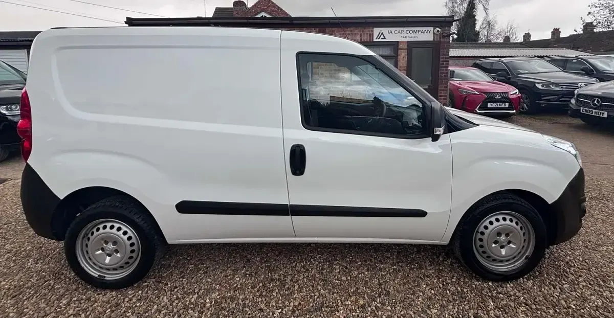 Used Vauxhall Combo 95 HP (69 kW) 2018 White MPV