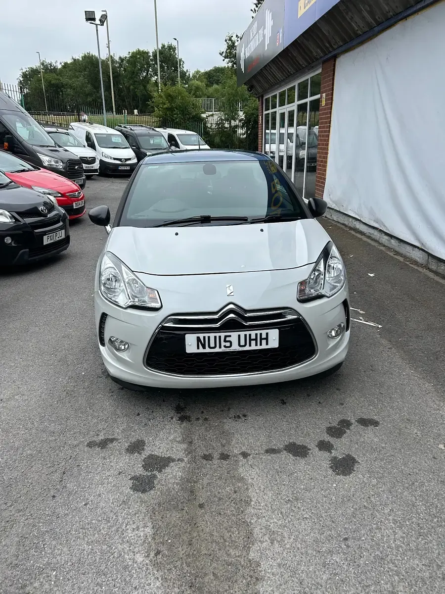 Used Citroën DS3 PureTech 110 HP (80 kW) 2015 White Hatchback