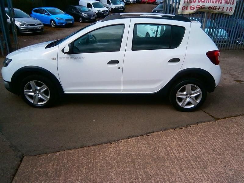 Used Dacia Sandero Lauréate 2014 White Hatchback
