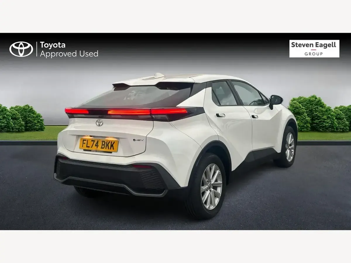 Used Toyota C-HR 140 HP (102 kW) 2024 White SUV