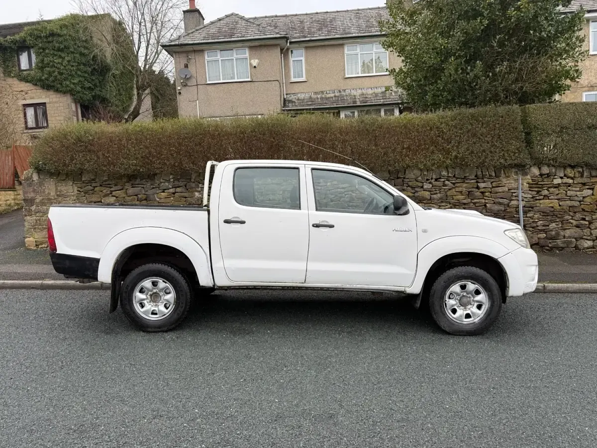 Second-hand Toyota HiLux 2010 Alb Pickup