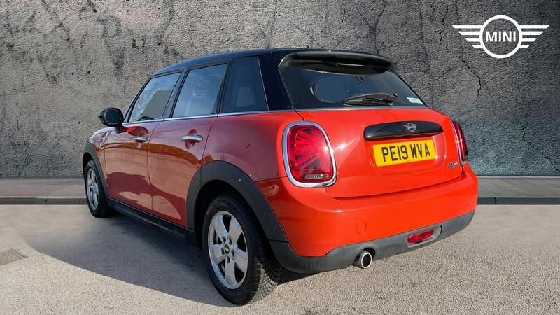Begagnad Mini Cooper Classic 134 HK (98 kW) 2019 Orange Halvkombi