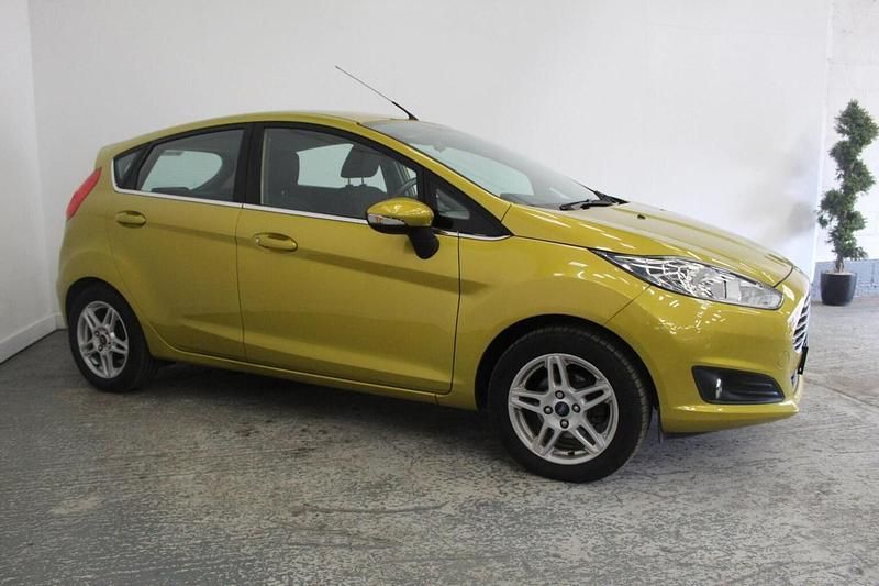 Used Ford Fiesta Zetec 105 HP (77 kW) 2013 Yellow Hatchback