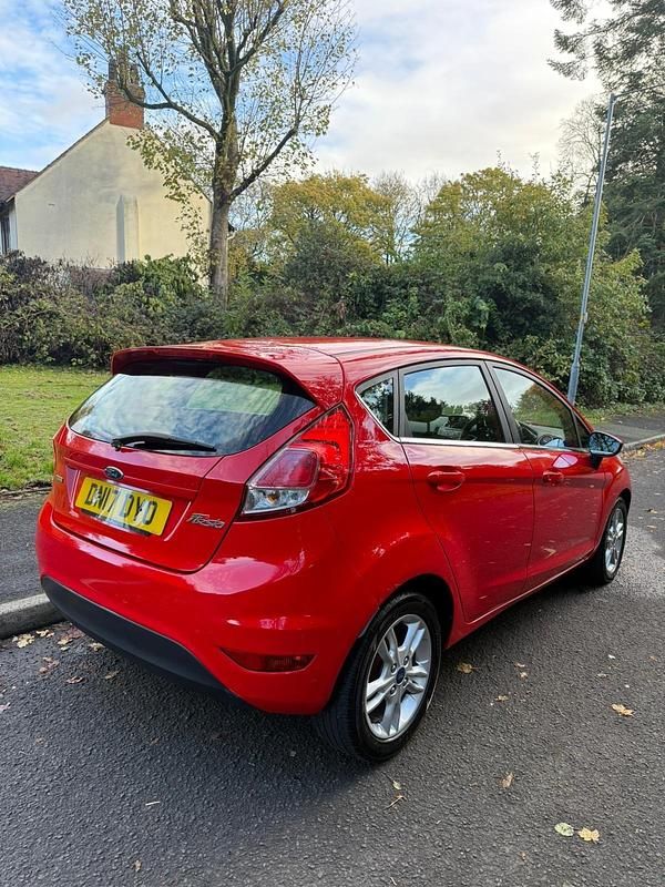 Usado Ford Fiesta Zetec 2017 Vermelho Citadino