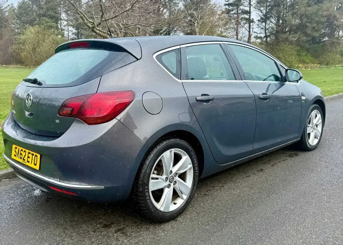 Begagnad Vauxhall Astra SRi 2012 Grå Halvkombi