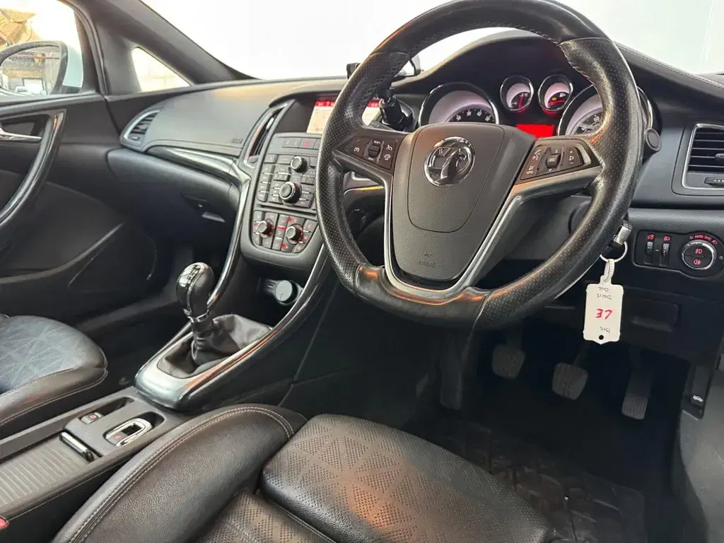 Used Vauxhall Cascada Elite 200 HP (147 kW) 2015 White Cabriolet