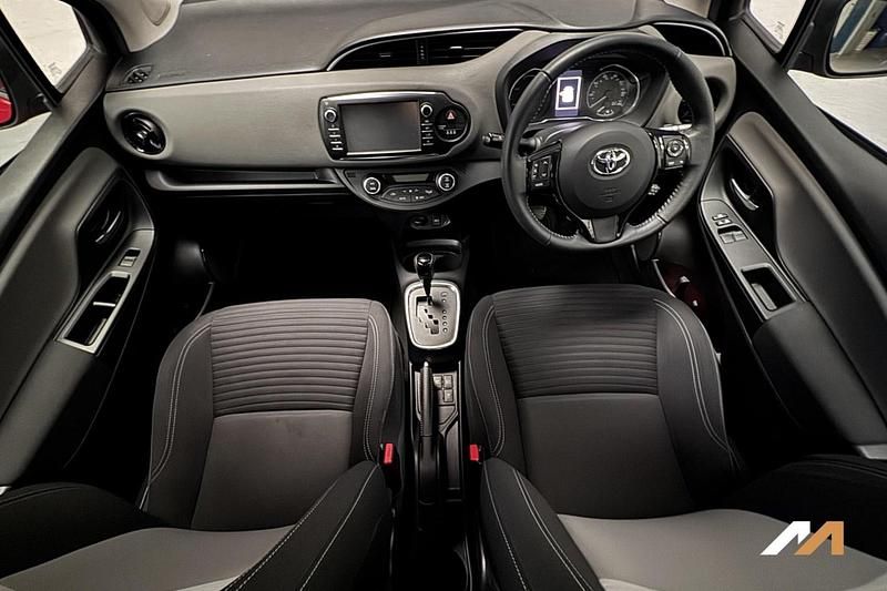 Used Toyota Yaris Hybrid 100 HP (73 kW) 2020 Red Hatchback