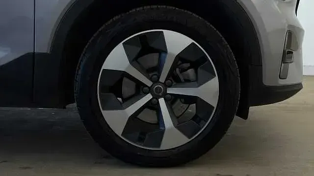Używany Volvo XC40 Plus 194 KM (142 kW) 2026 SUV