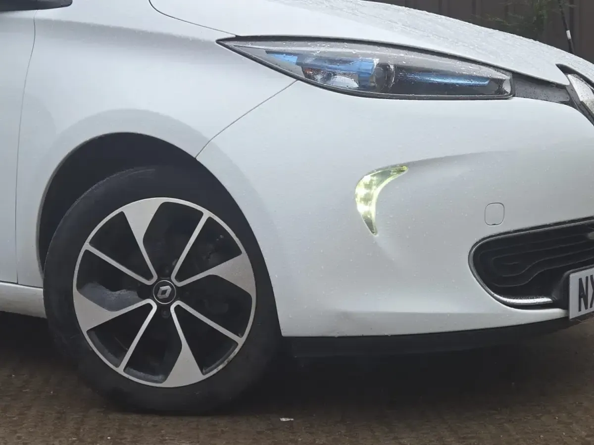 Used Renault Zoe Dynamique 80 kW (109 HP) 2019 White Hatchback