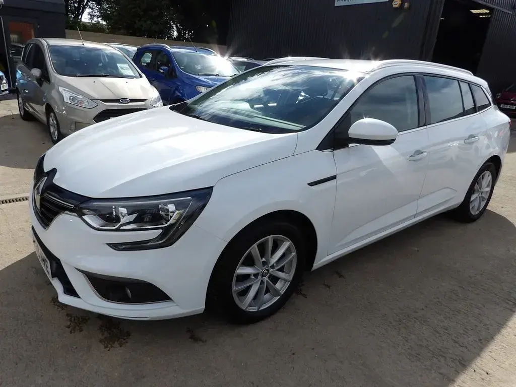 Used Renault Mégane GrandTour Play 115 HP (84 kW) 2019 White Estate