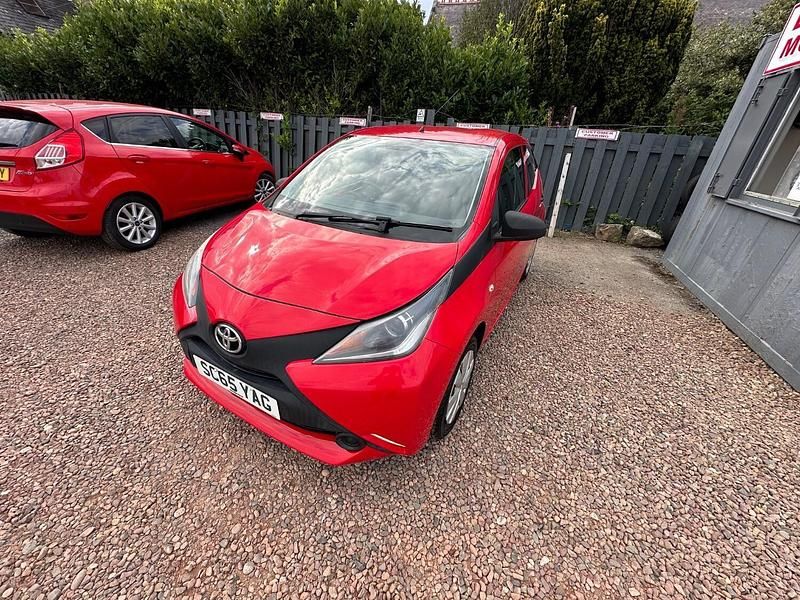 Used Toyota Aygo 68 HP (50 kW) 2015 Red Hatchback