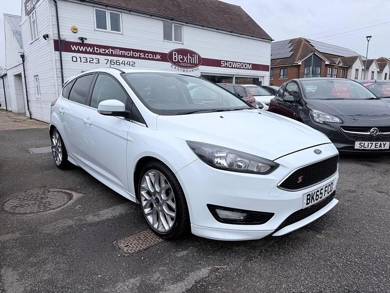 Used Ford Focus Zetec 125 HP (91 kW) 2015 White Hatchback