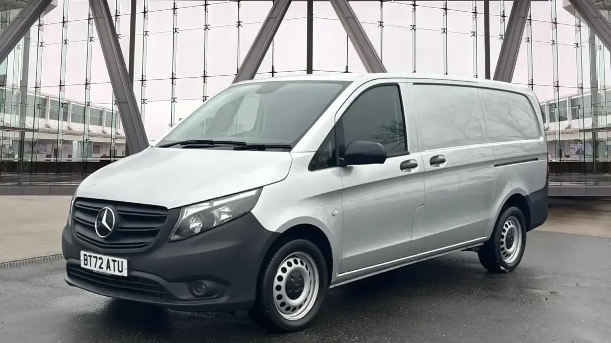 Usado Mercedes Vito Progressive 136 HP (100 kW) 2022 Prateado Van