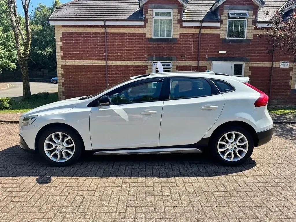 Used Volvo V40 Pro 152 HP (111 kW) 2016 White Hatchback