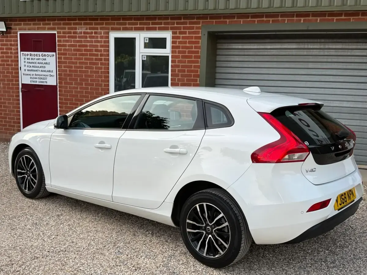 Used Volvo V40 Momentum 122 HP (89 kW) 2018 White Hatchback