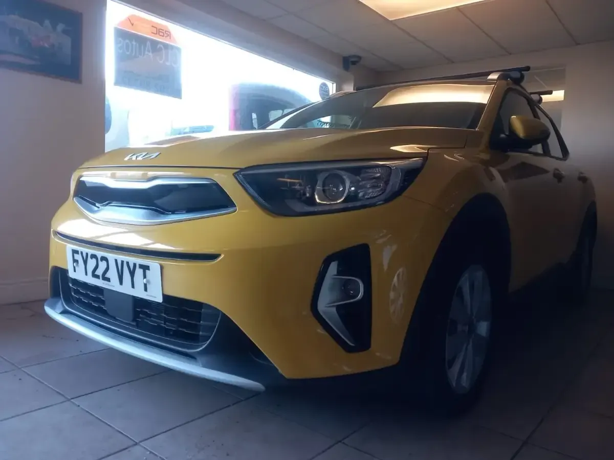 Second-hand Kia Stonic 100 CP (73 kW) 2022 Galben SUV