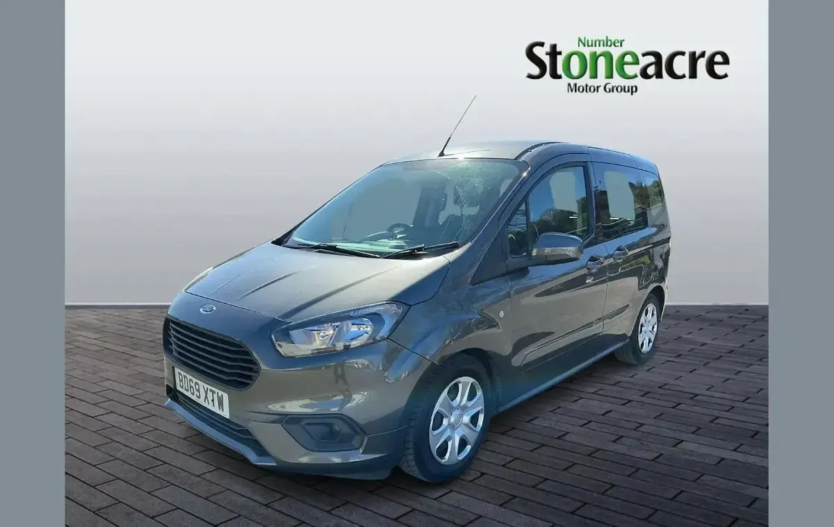 Usado Ford Tourneo Courier Zetec 99 CV (72 kW) 2019 Gris Monovolumen