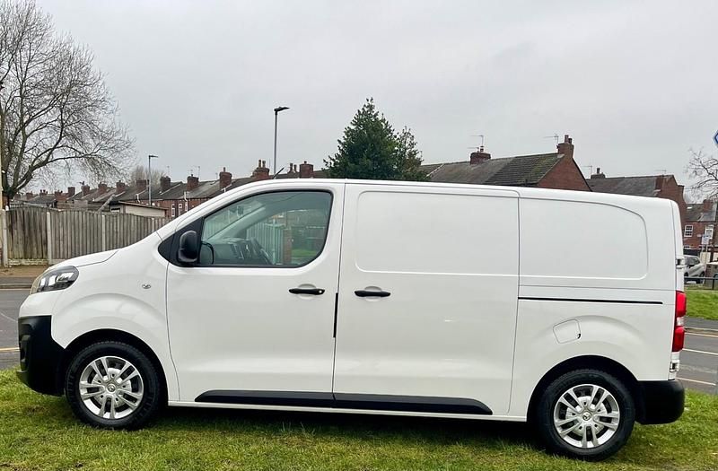 Used Vauxhall Vivaro 120 HP (88 kW) 2021 White MPV