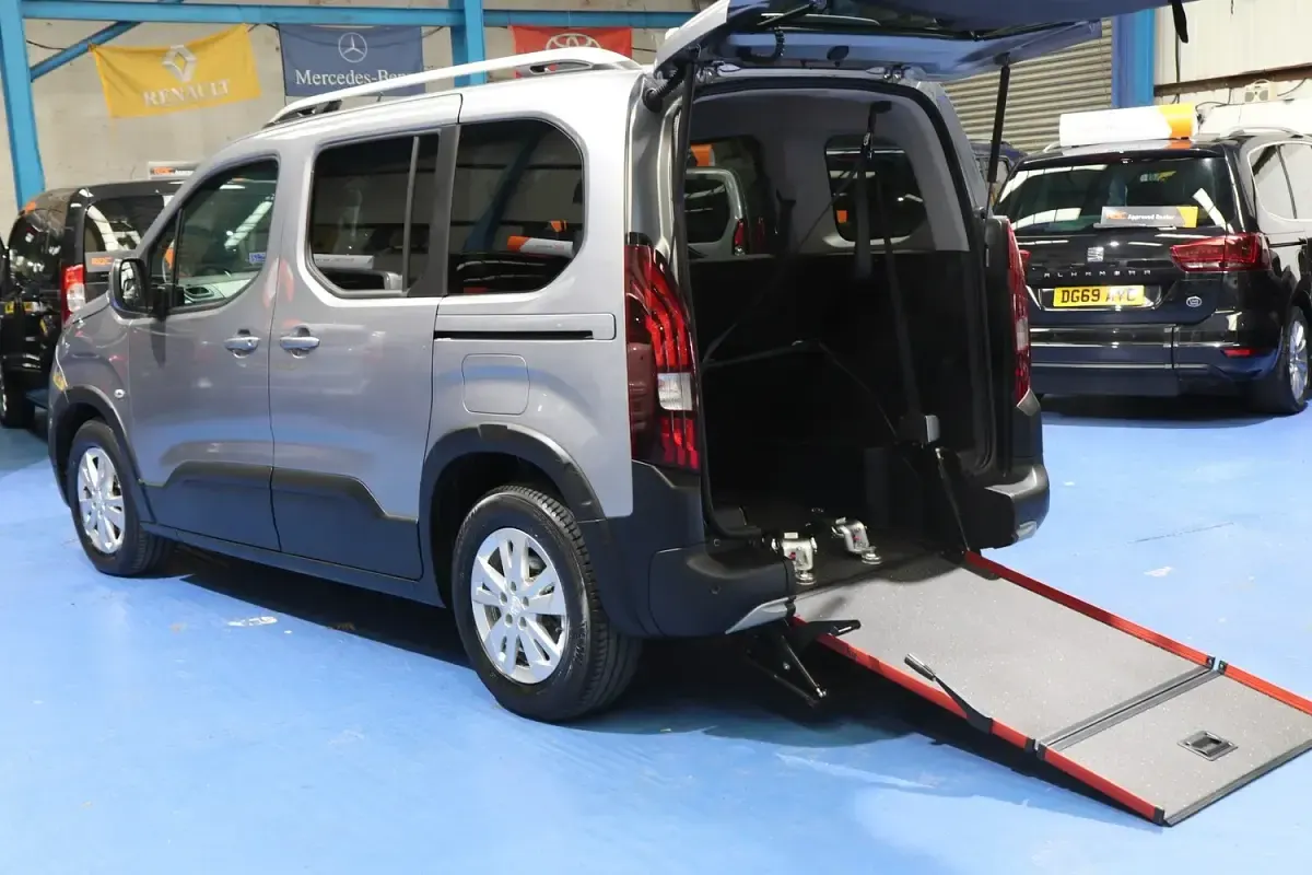 Used Peugeot Rifter Allure Premium 131 HP (96 kW) 2022 Grey MPV
