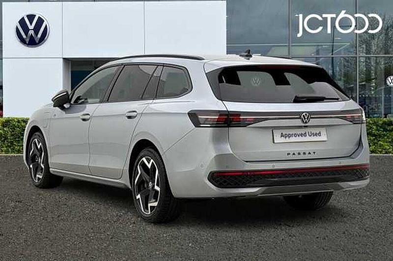 Begagnad VW Passat R-line 272 HK (200 kW) 2024 Silver Kombi