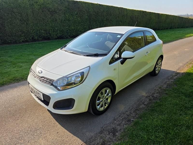 Begagnad Kia Rio 2015 Vit Halvkombi