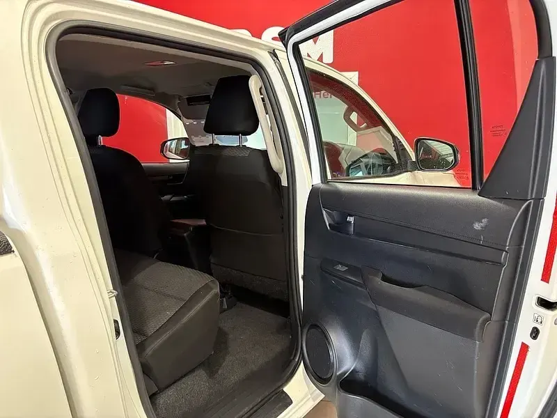 Used Toyota HiLux Active 150 HP (110 kW) 2019 White Pickup