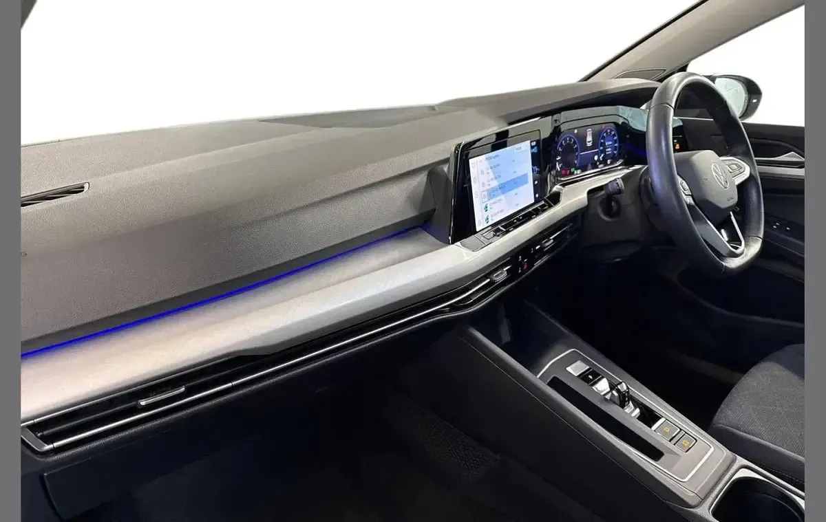 Second-hand VW Golf VIII Life 110 CP (80 kW) 2023 Negru Break