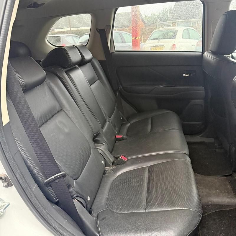 Used Mitsubishi Outlander P-HEV 2014 White Estate