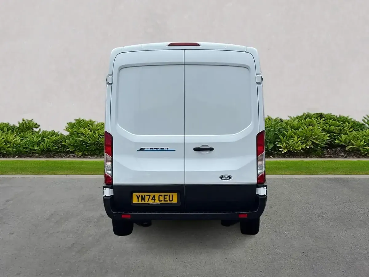 Begagnad Ford E-Transit 197 kW (269 HK) 2024 Vit Van
