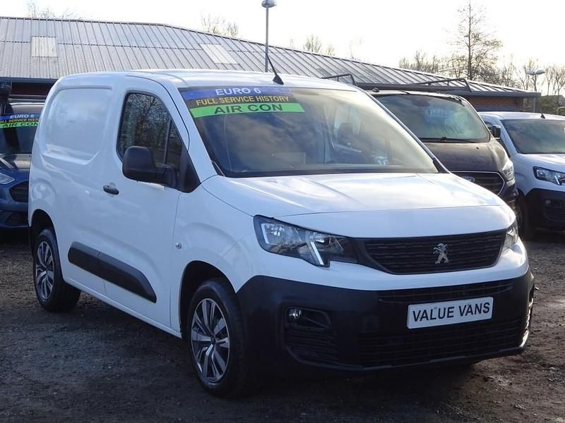 White Used 2020 Peugeot Partner MPV | £6,385 (Fair price) - Image 1/4
