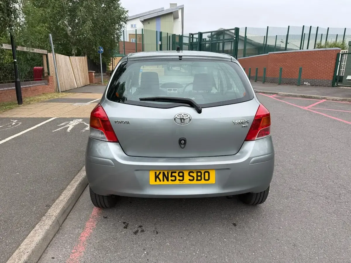 Used Toyota Yaris 90 HP (66 kW) 2009 Silver Hatchback
