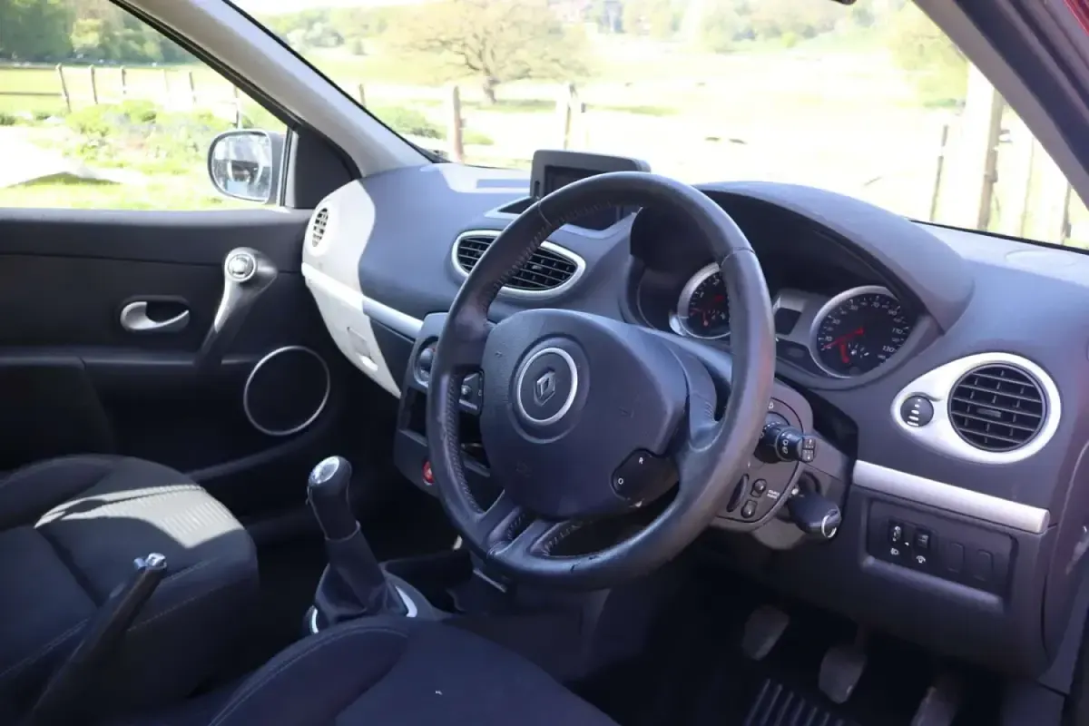 Used Renault Clio II 86 HP (63 kW) 2009 Red Hatchback